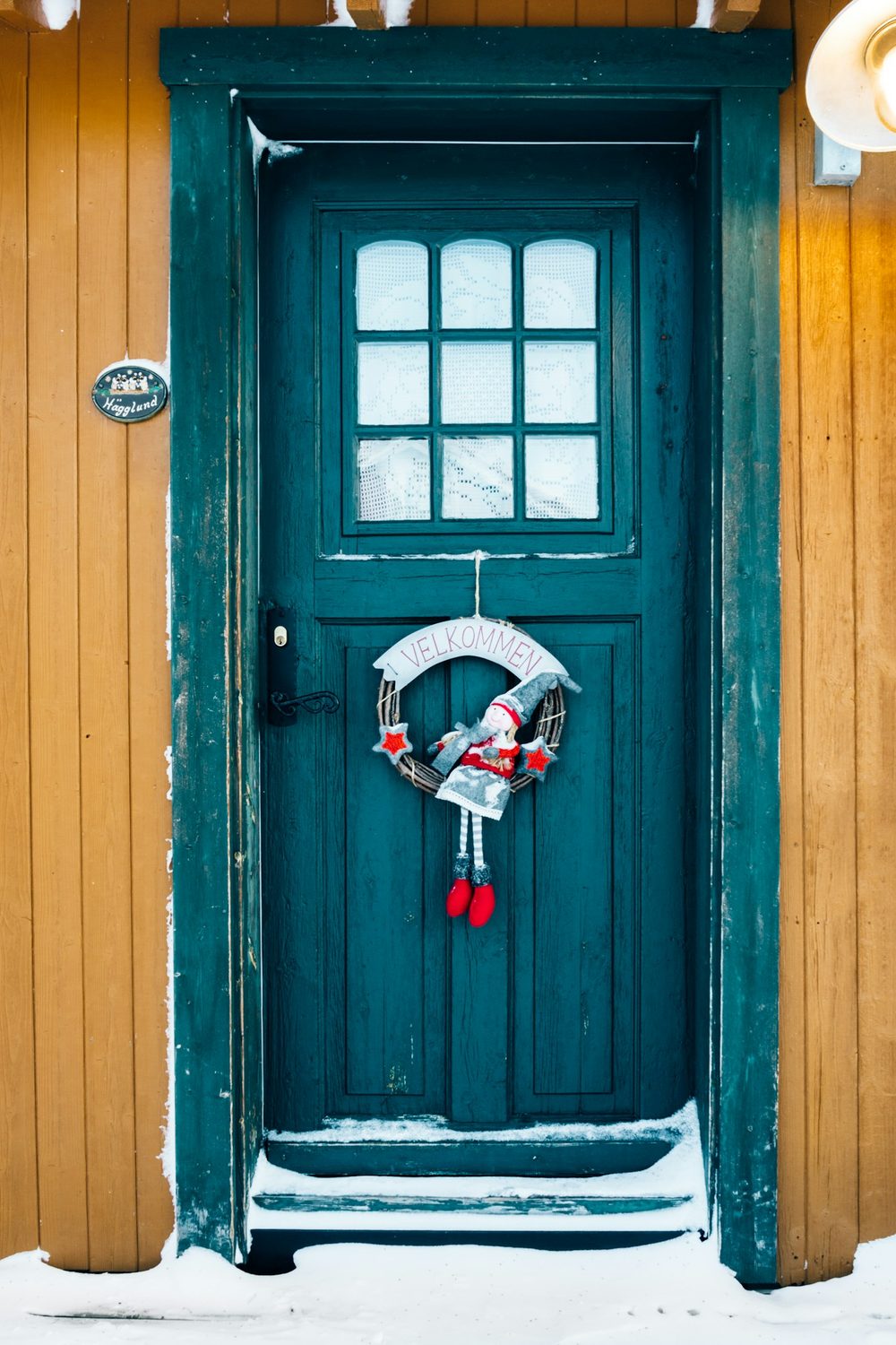 10 Christmas Front Door Ideas for a Small Stoop or Apartment Door