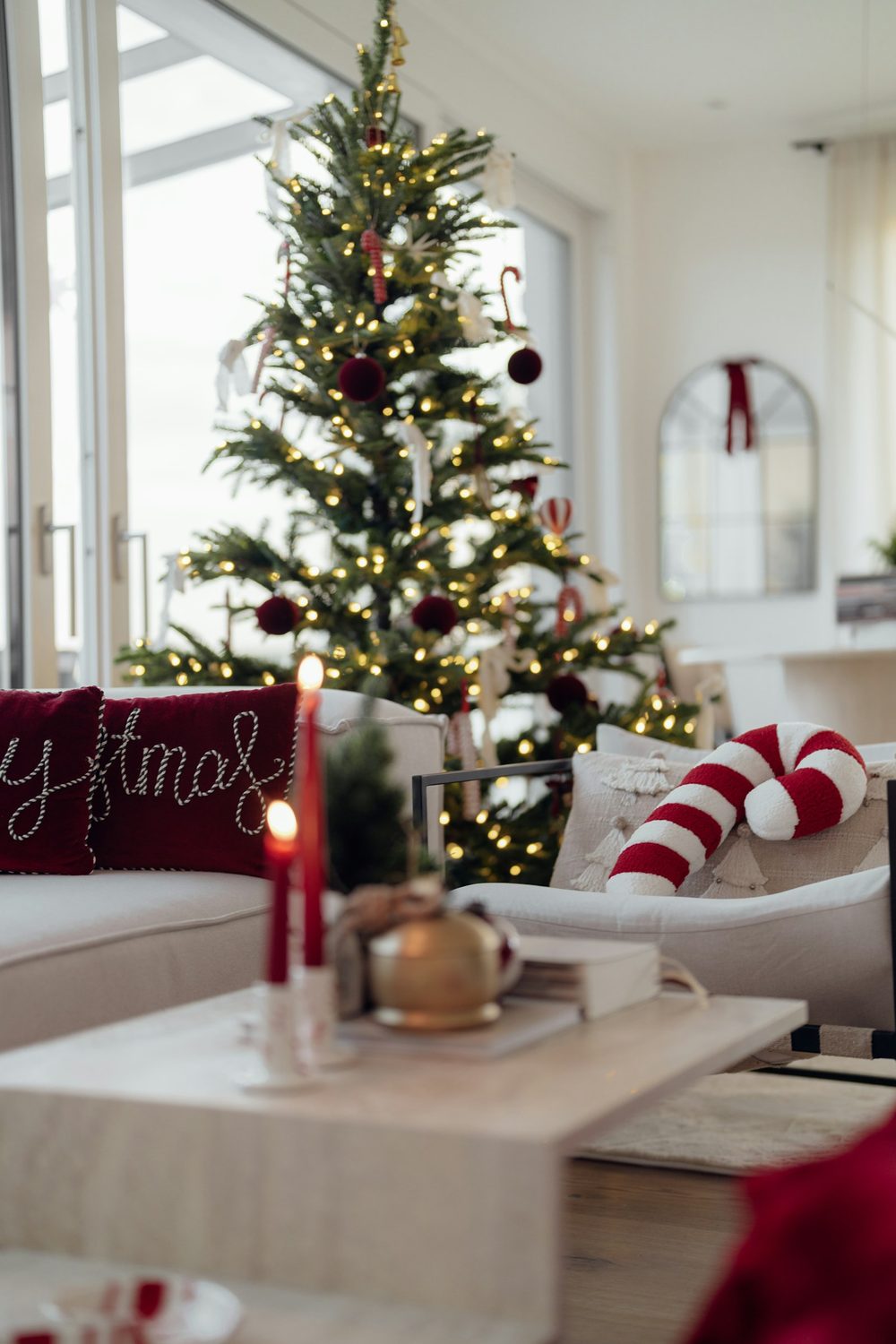 10 idées de sapin de Noël pour un petit salon