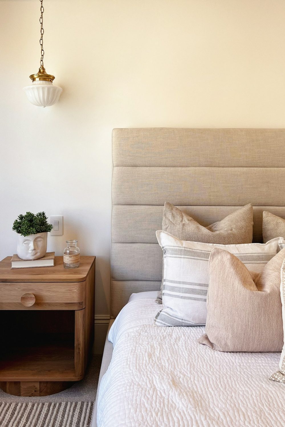 10 ideias de móveis para um quarto pequeno que poupam espaço